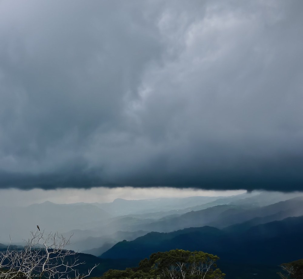 e6211-stormslooming01_lr-1020854