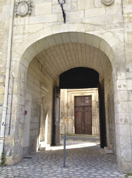 f4071-saintes-doorway-0585