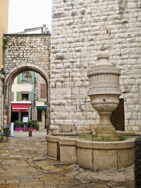 51716-vence-gate-fountain-6538