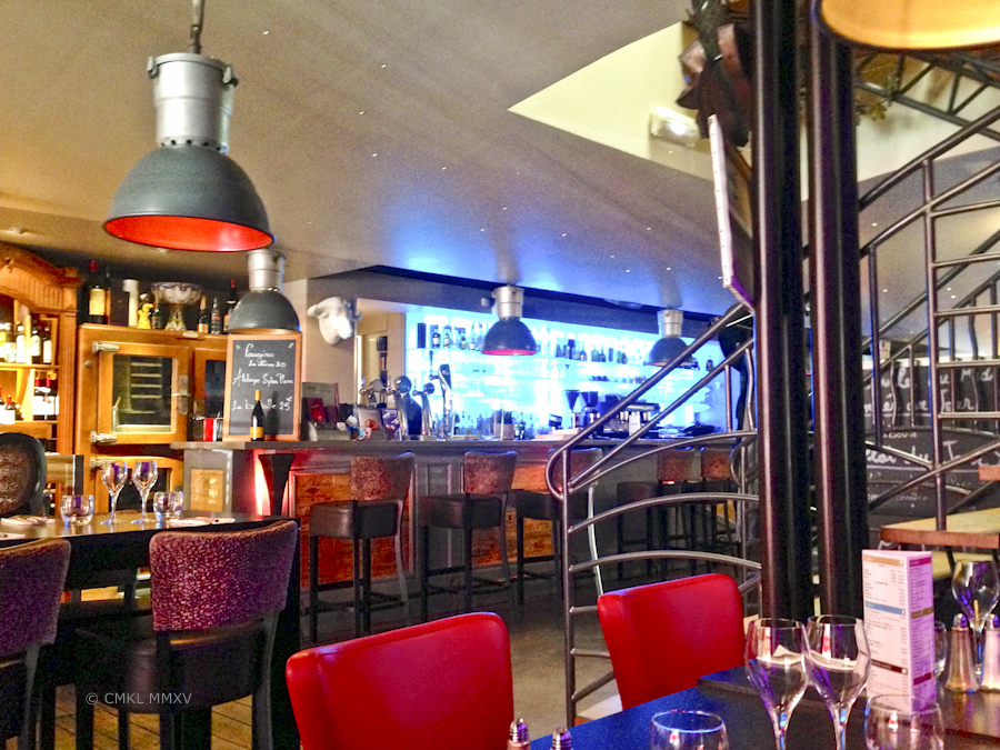 At "Chez Paul" for lunch. It's across a small park  from the Courthouse, lots of lawyers - Shakespeare would have been busy ...