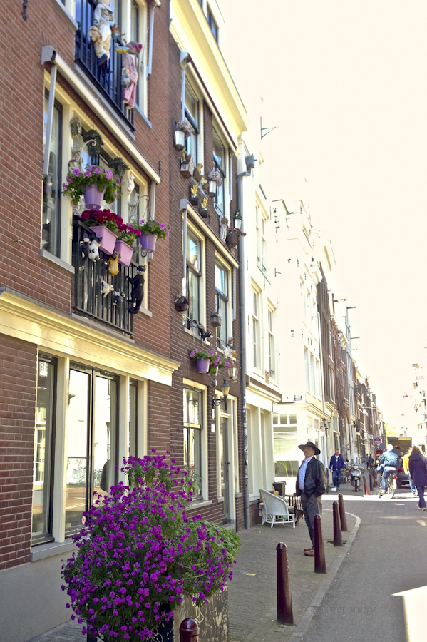 A little kitsch now and then warms them heart cockles