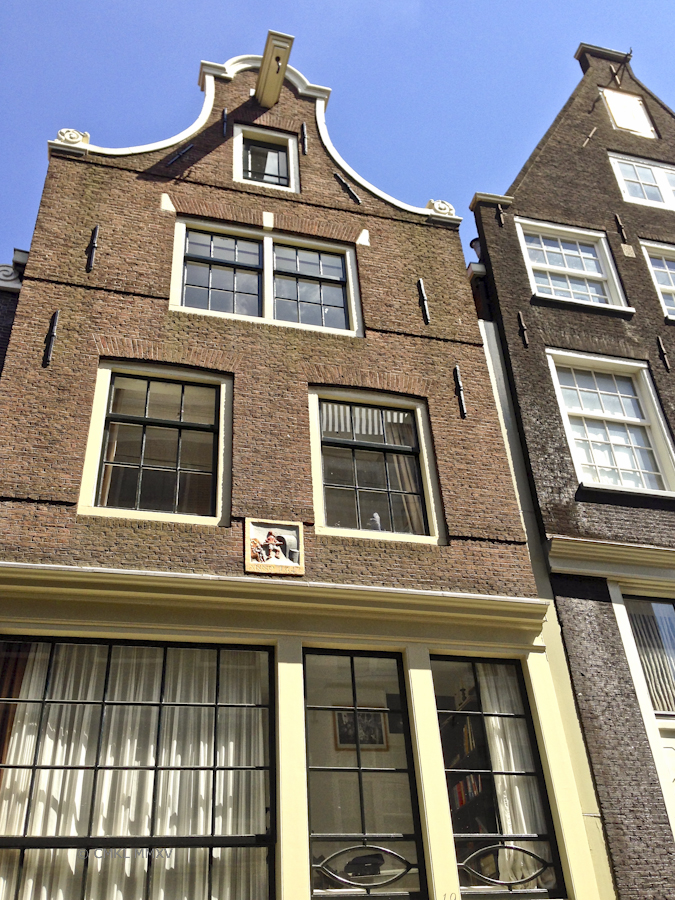 One of the many restored 16th and 17th century houses in the Jordaan neighborhood of central Amsterdam. Formerly workshops & trade buildings, this one was a bakery, as indicated by the plaque, now very posh and expensive privat homes.