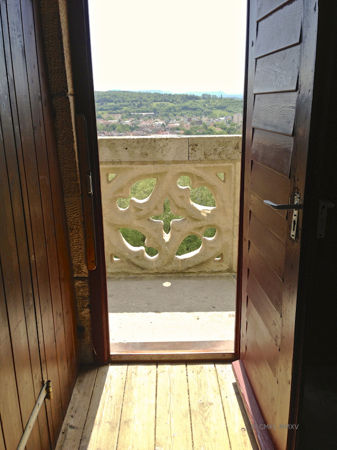 Courage! There's a solid banister!